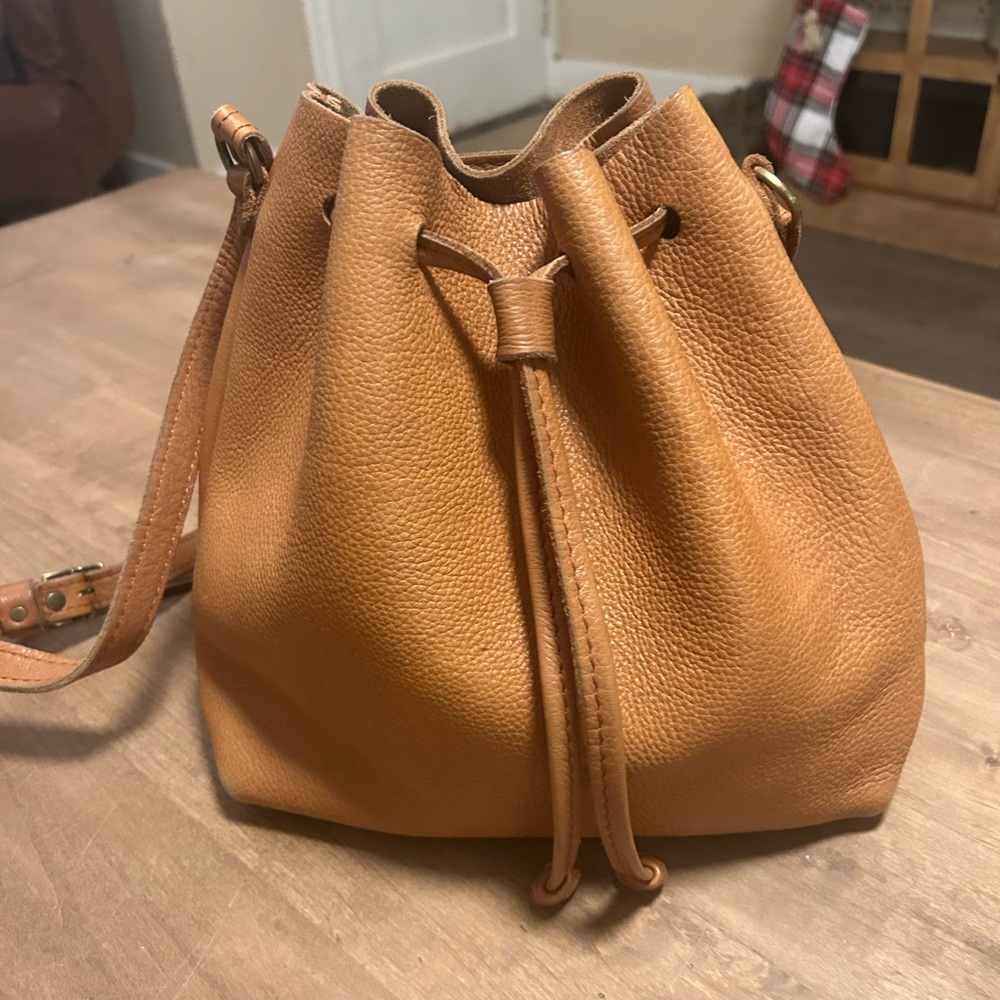 Portland leather goods large bucket bag in dune